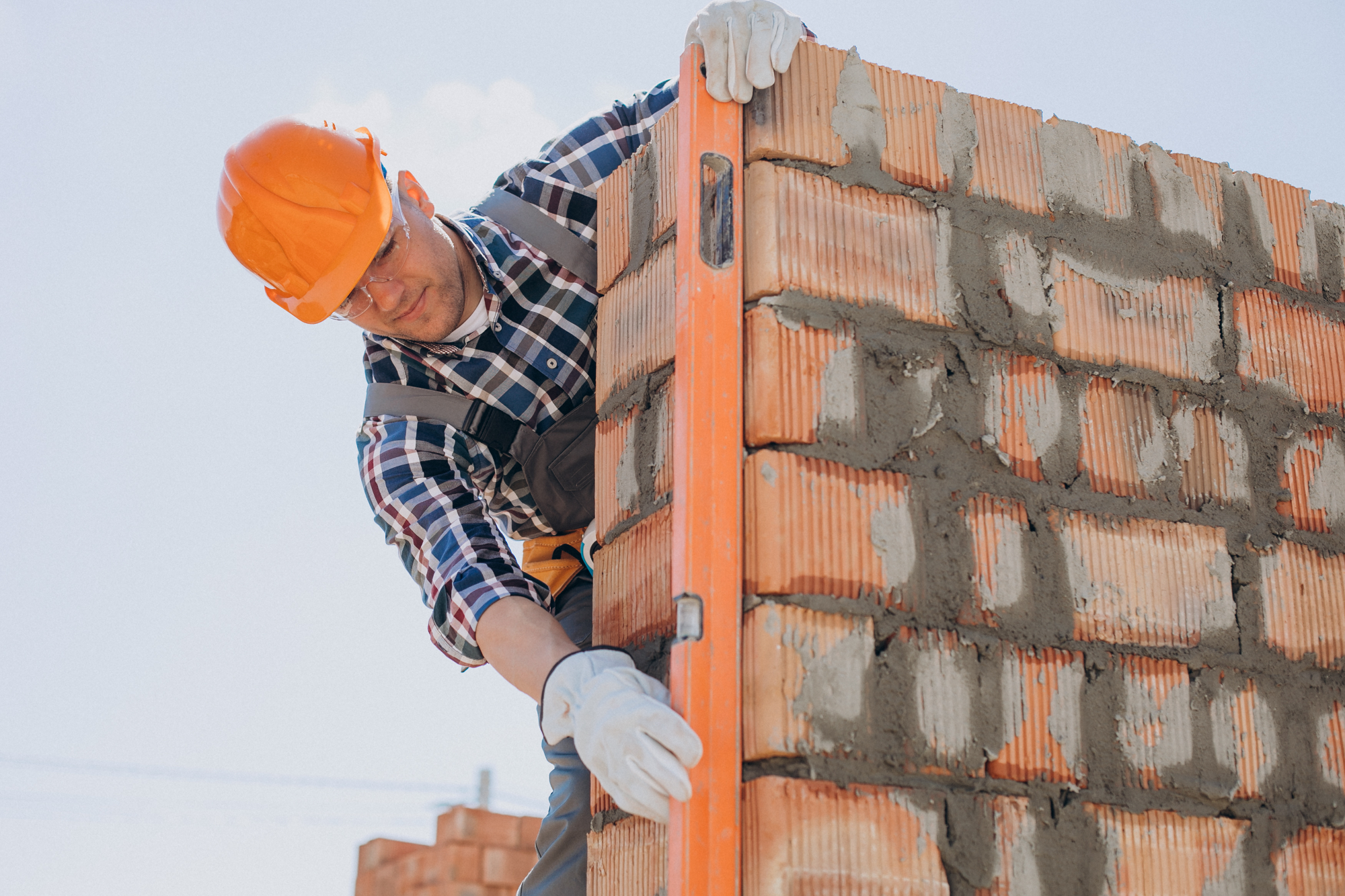 hombre construyendo muro de ladrillos
